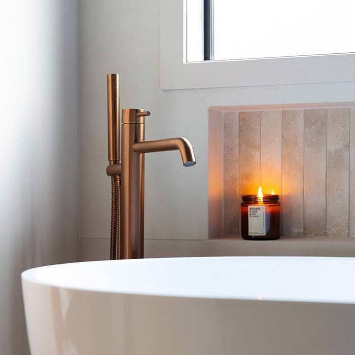Journal_Art-Matilda_Storm-bath-filler Voda Storm Floor Mounted Bath Filler with Hand Shower in Brushed Copper